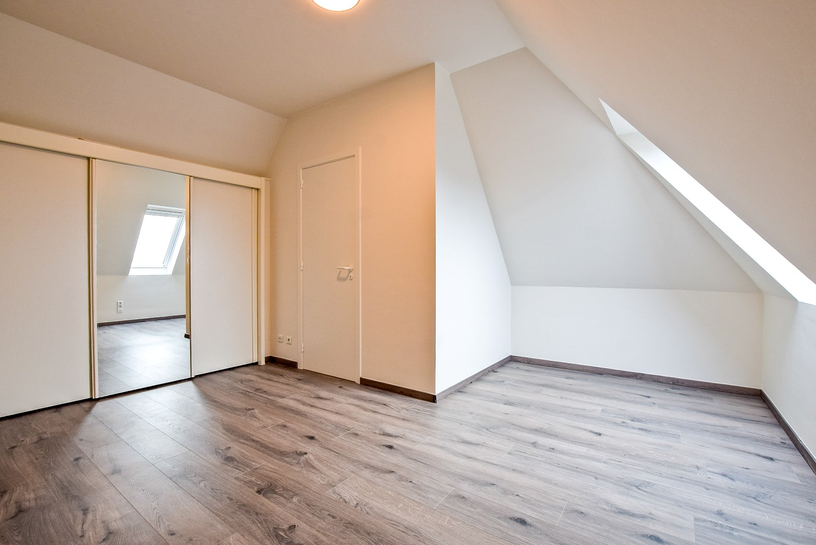 Instapklaar lichtrijk dakappartement in hartje Veurne (61m²) 