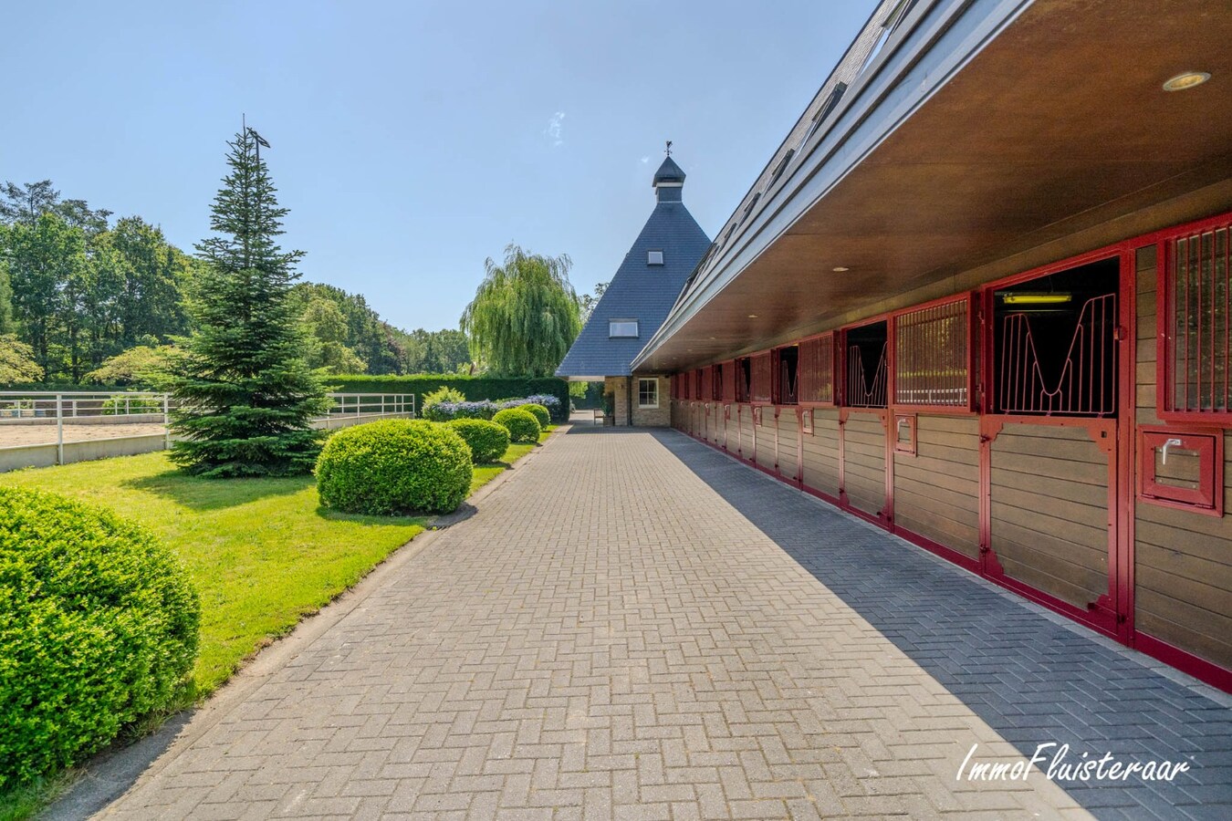 Exclusief eigendom met twee volwaardige, zelfstandige villa-woningen, een conciërgeverblijf en luxueuze paardenfaciliteiten op ruim 2 ha te Brasschaat 