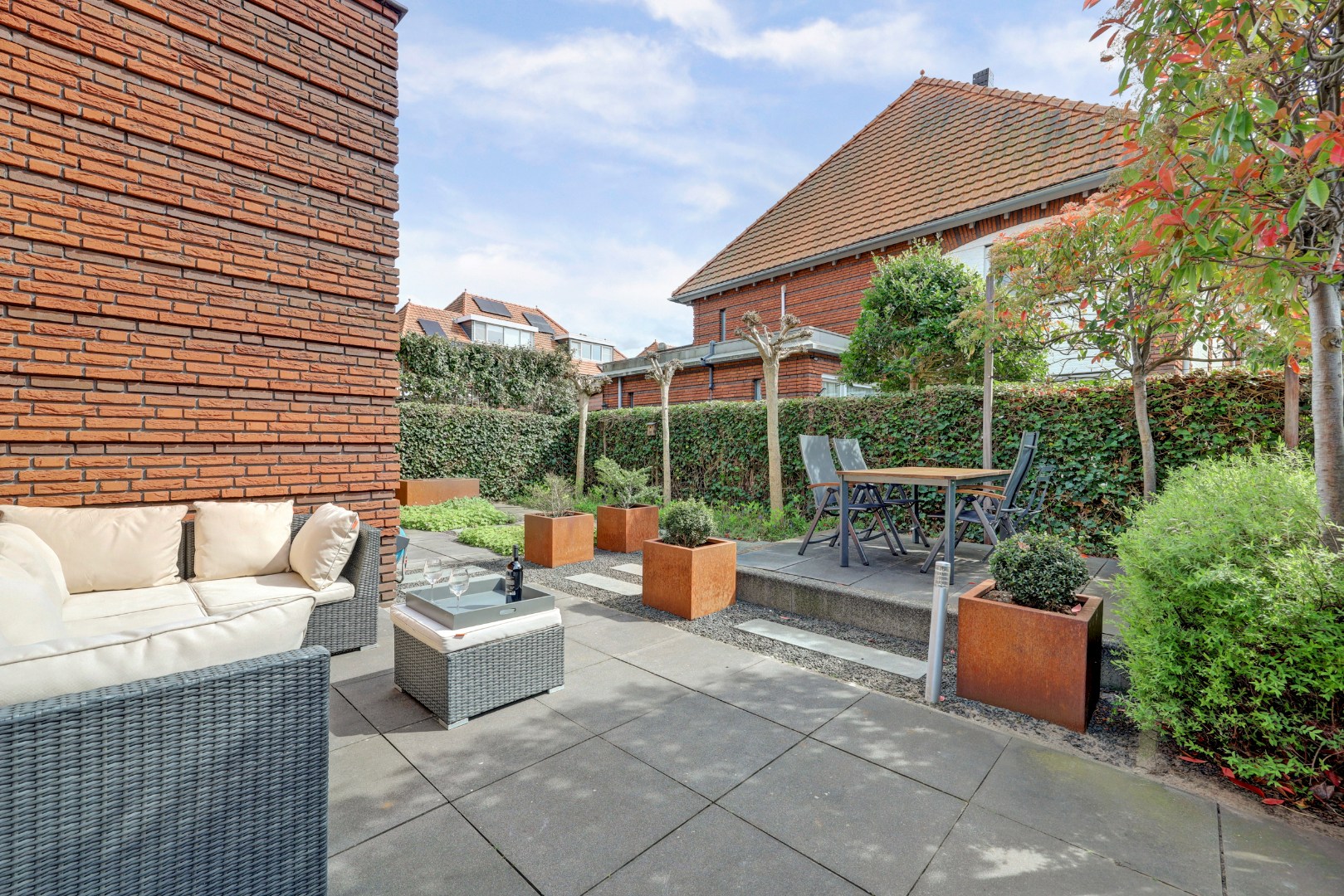 Luxe en royale 5-kamer 2-onder-1-kap woning met garage, eigen parkeerplaats, sauna én zonnige tuin op het zuiden en gelegen in een rustige straat! 