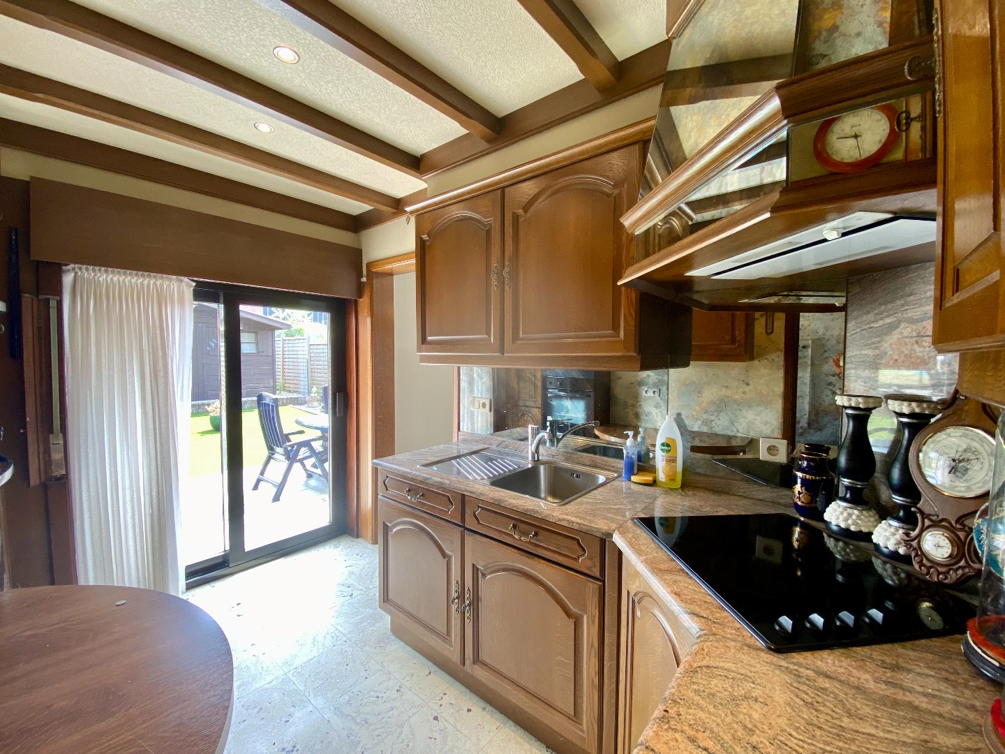 Zeer goed gelegen te renoveren gezinswoning met tuin en garage op 245 m²! 