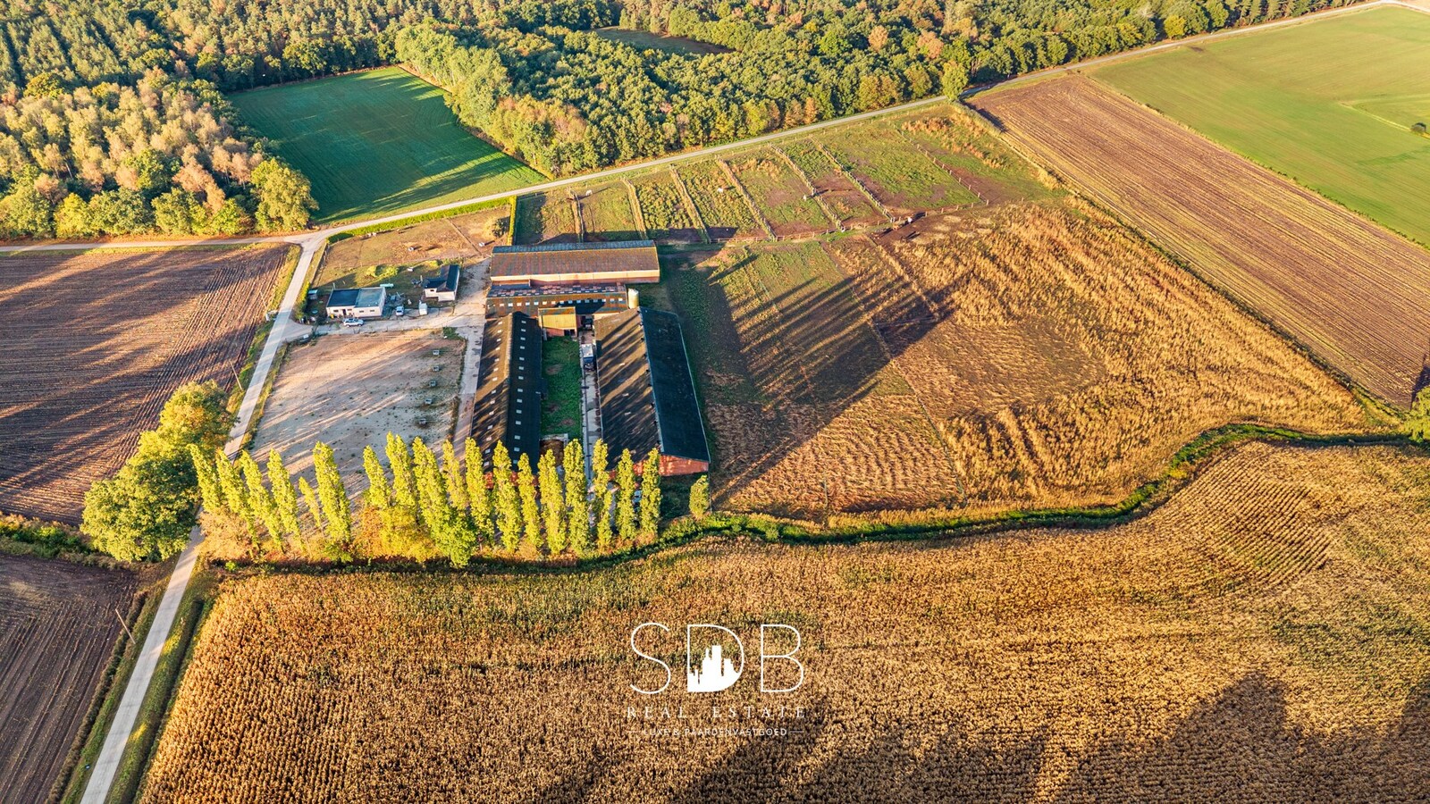 Boerderij met paardenfaciliteiten en graslanden op 14.490m² 