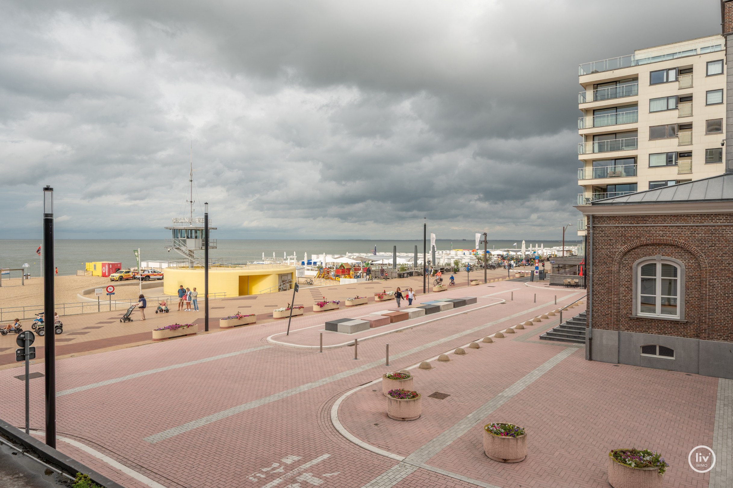 Appartement en coin unique avec 3 chambres offrant une vue frontale sur la mer et sur la place de la Tour de Lumière. 