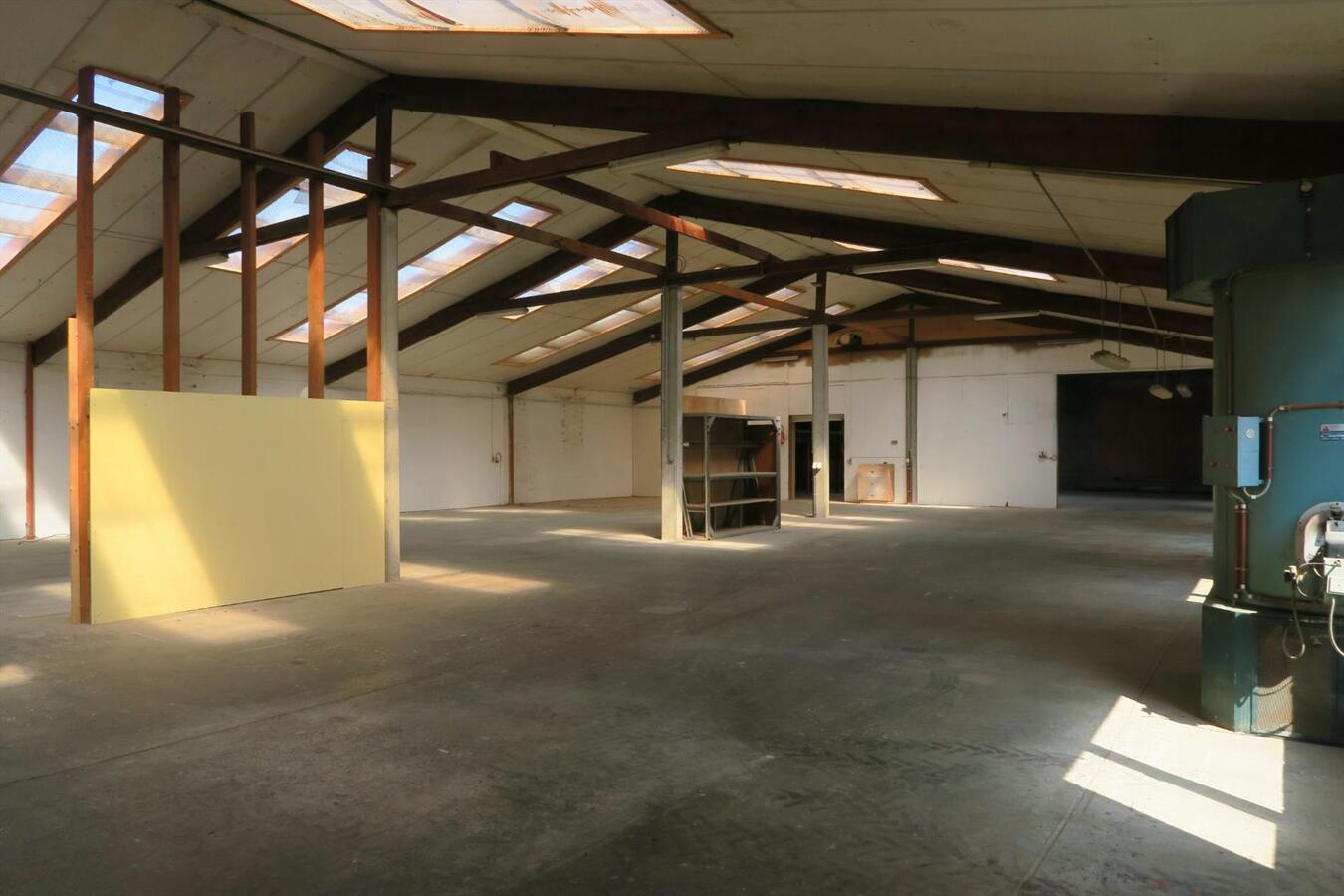 Atelier van 950 m² op verbindingsweg Ieper - Diksmuide 