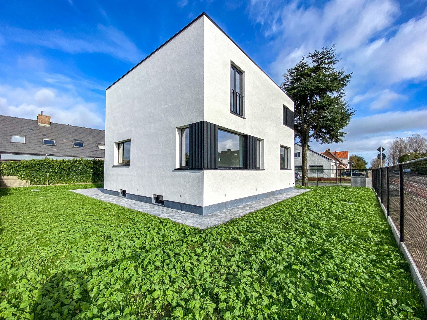 Exclusieve  energiezuinige villa (BEN-woning) met 4 slaapkamers en inpandige garage te Koksijde. 