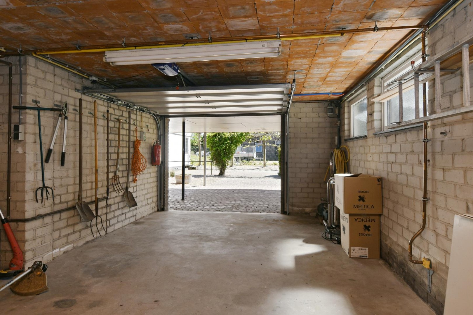 Verrassend ruime levensloopbestendige woning met vier slaapkamers, terras en souterrain met ruime hobbyruimte en inpandige garage. 