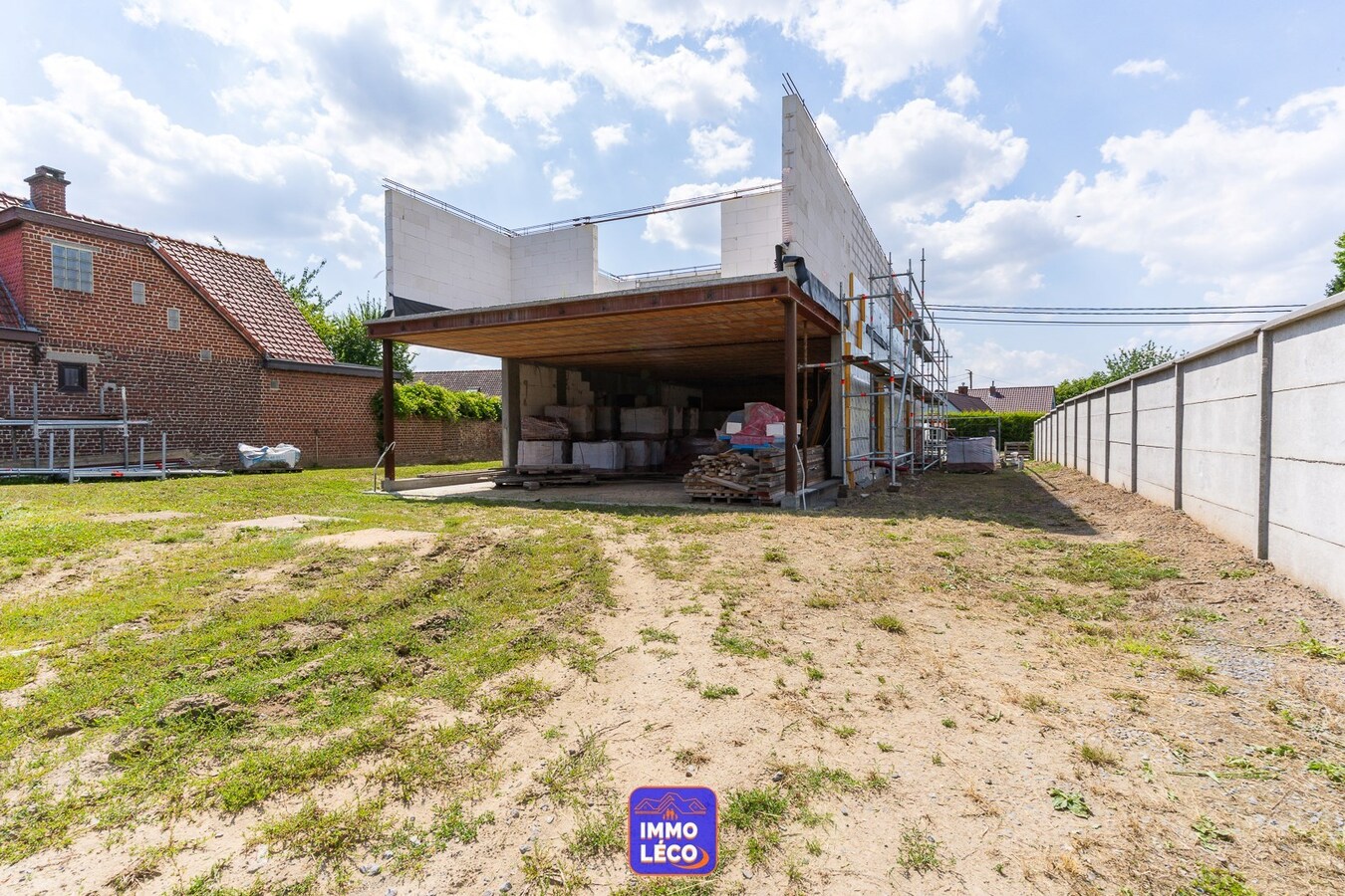 Nouvelle construction à parachever avec atelier, érigée sur 838m² ! SUPER POTENTIEL ! 