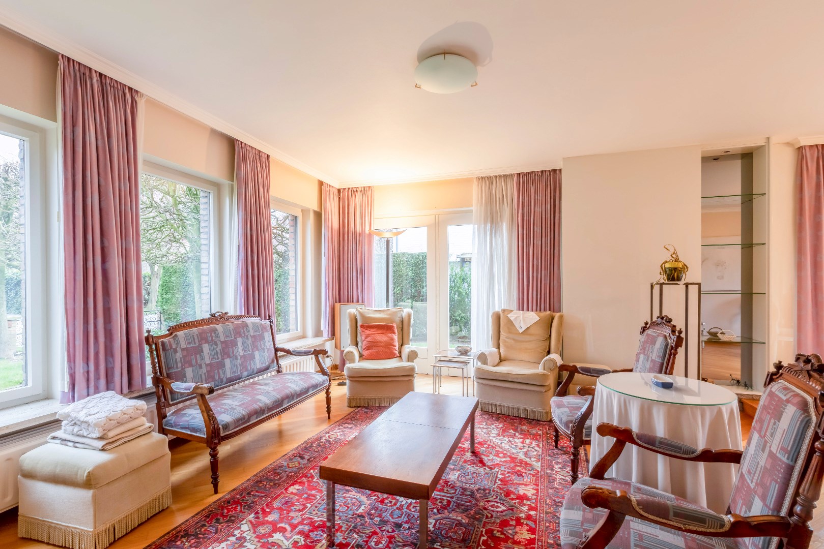 VERKOCHT --- HOB met garage en tuin te Mariakerke 