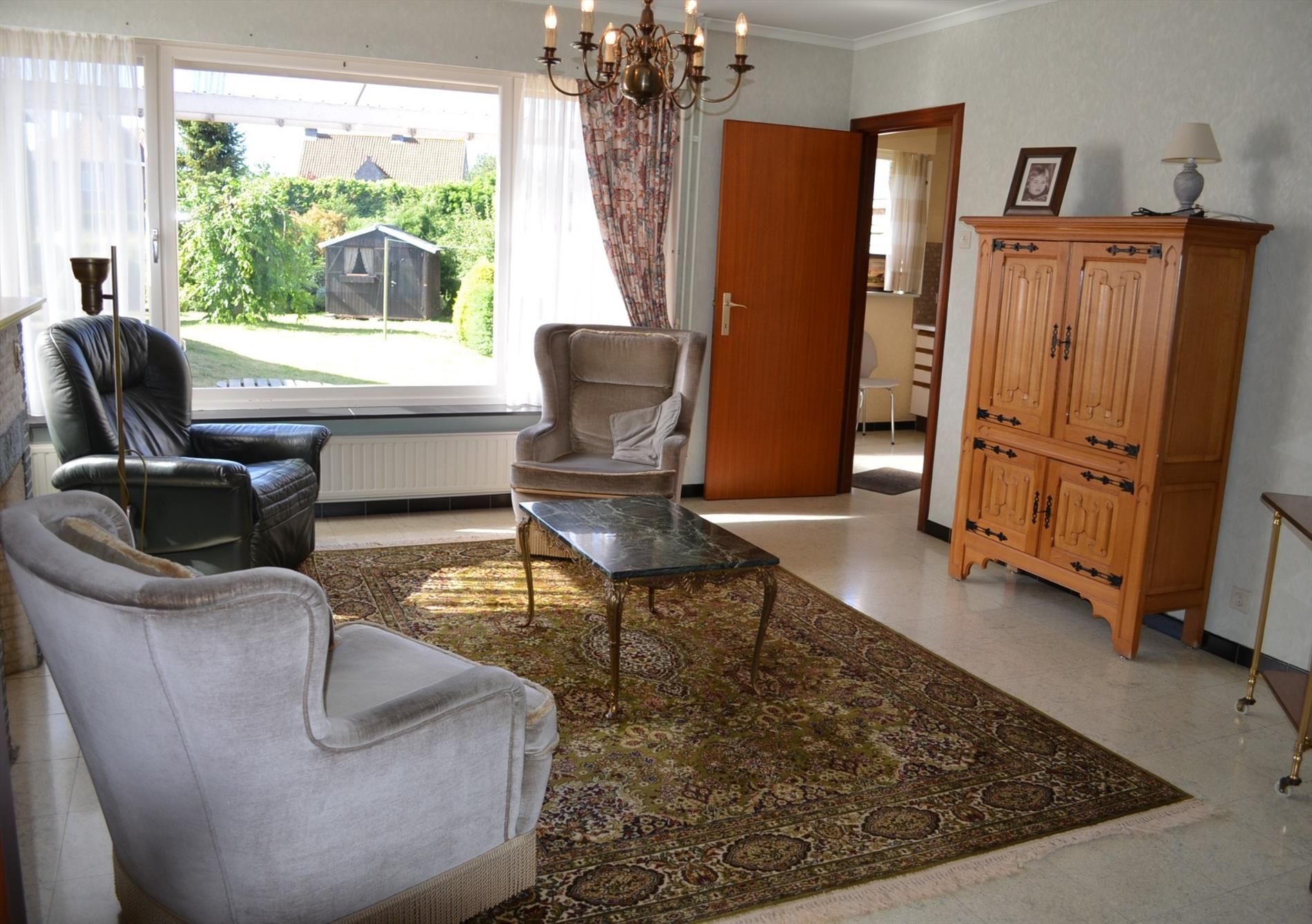 Op te frissen woning op 709m² rustig gelegen te Adegem 