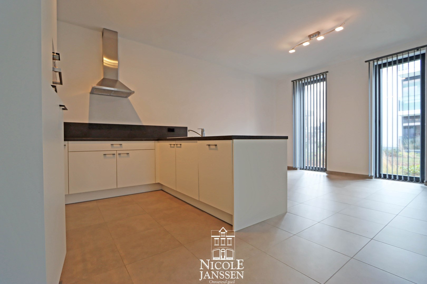 Praktische keuken voorzien van alle apparaten  