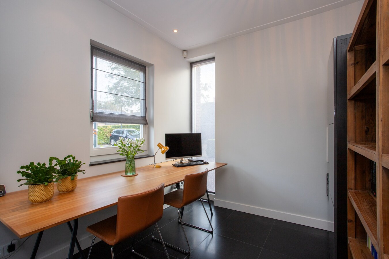 Unieke, onder architectuur gebouwde villawoning met luxe afwerking en prachtig uitzicht op het buitengebied. 