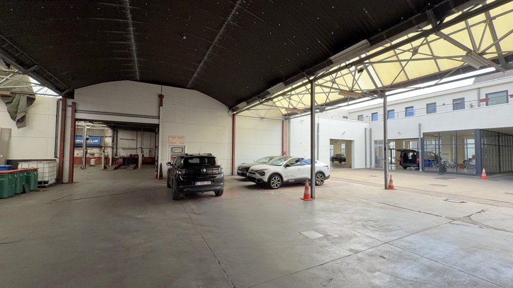 Showroom met magazijn te huur aan het Handelsdok in Gent