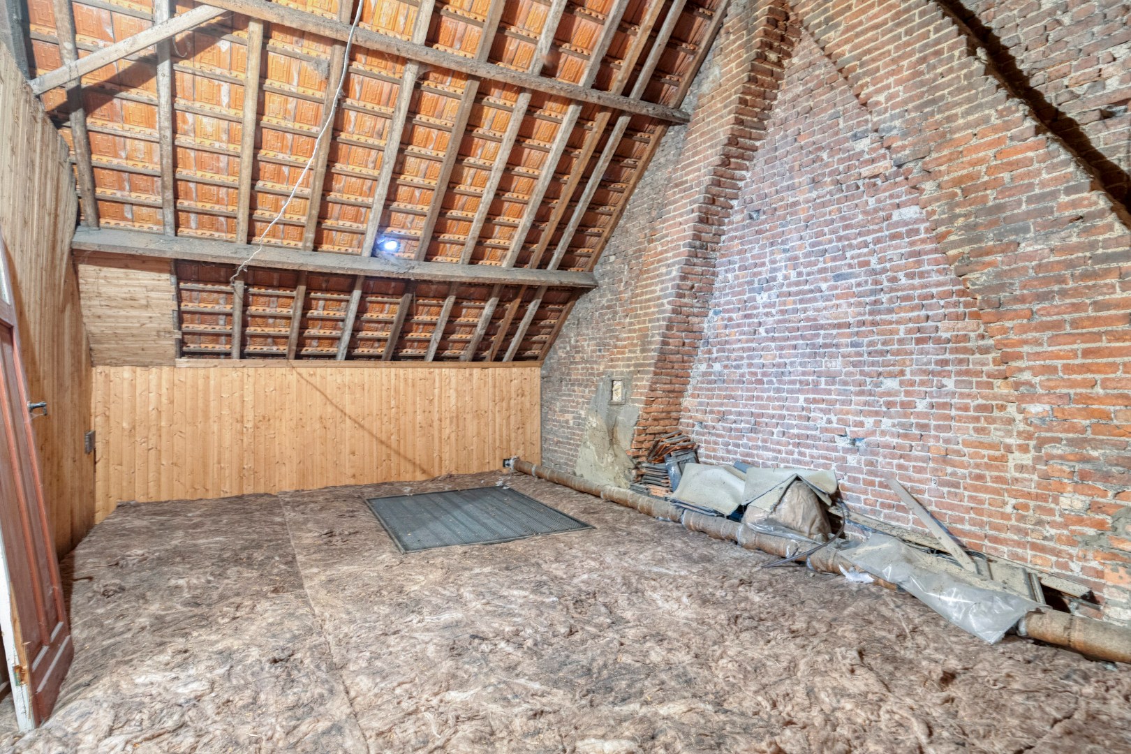 Te renoveren woning met 4 slpk. en gezellige stadstuin op een centrale ligging in Geel 