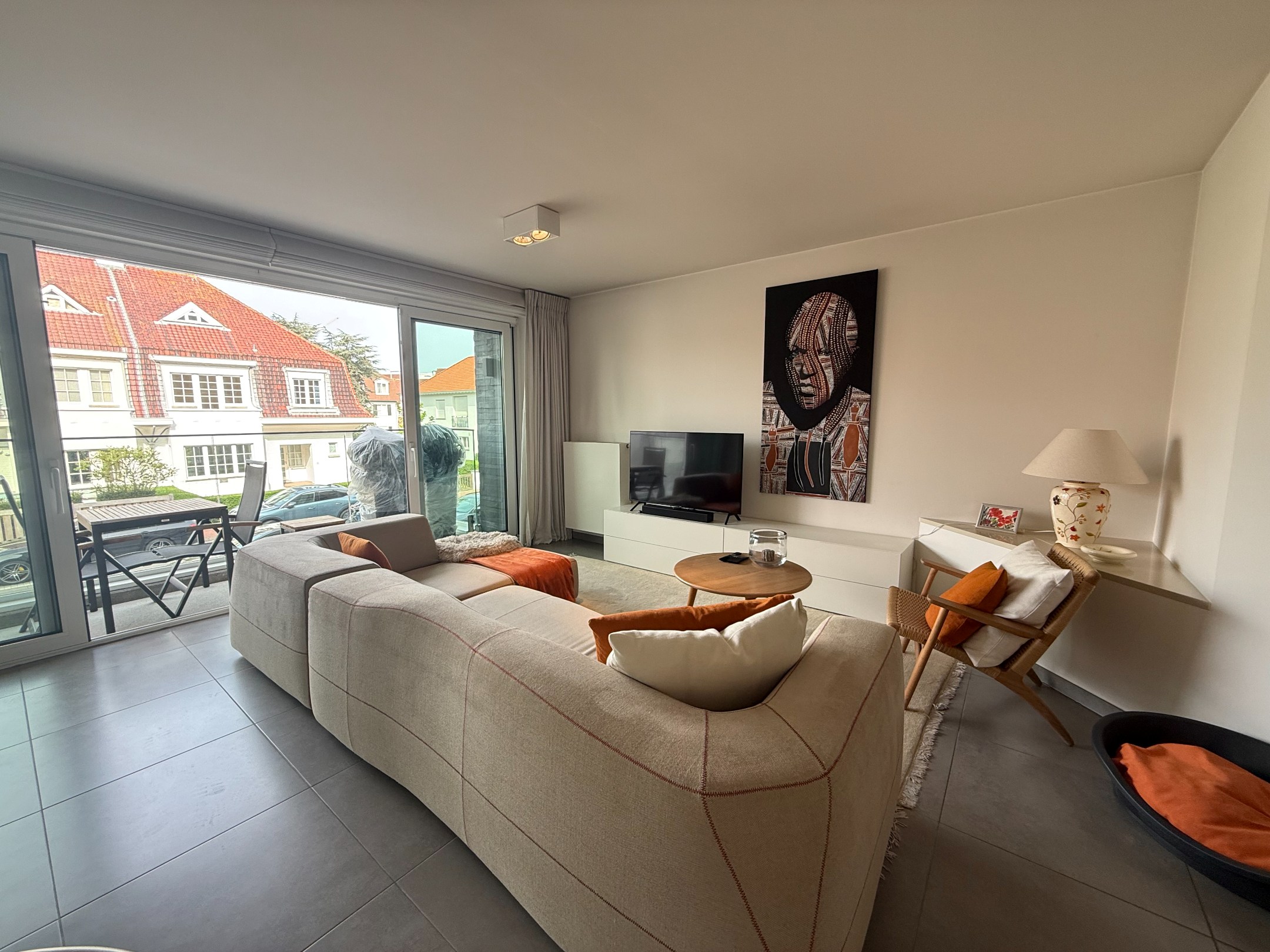 Heel goed gelegen en netjes onderhouden appartement met een open zicht en 2 slaapkamers gelegen in de Koningslaan, vlakbij de Zeedijk. 