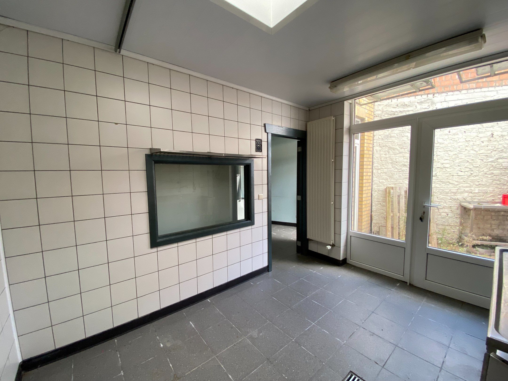 Handelspand momenteel ingericht als traiteurzaak op wandelafstand van de Zeedijk-Alberstrand. 