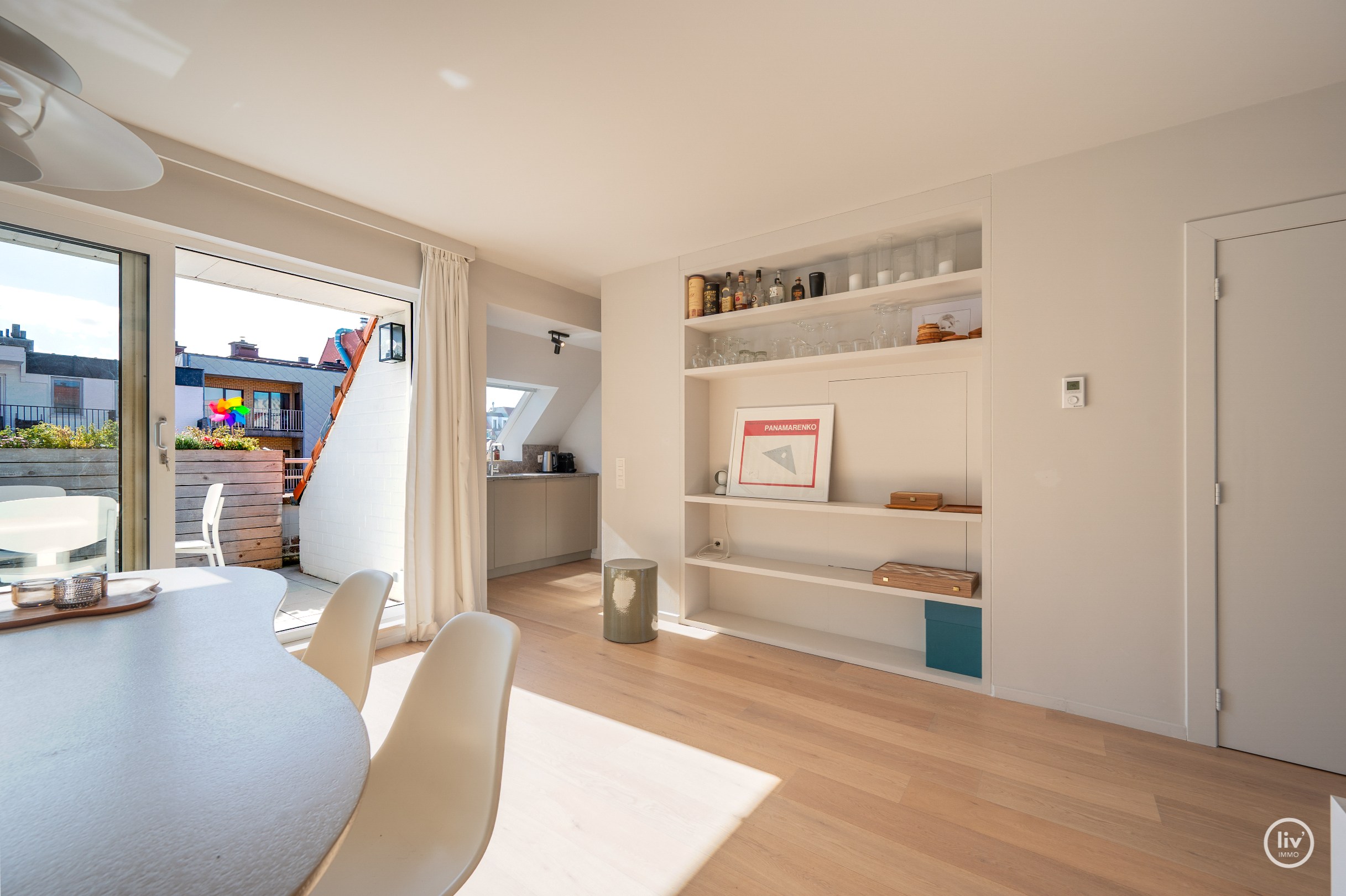 Stijlvol appartement met 2 zonnige terrassen op een toplocatie in Knokke Centraal gelegen tussen zeedijk en Lippenslaan. 