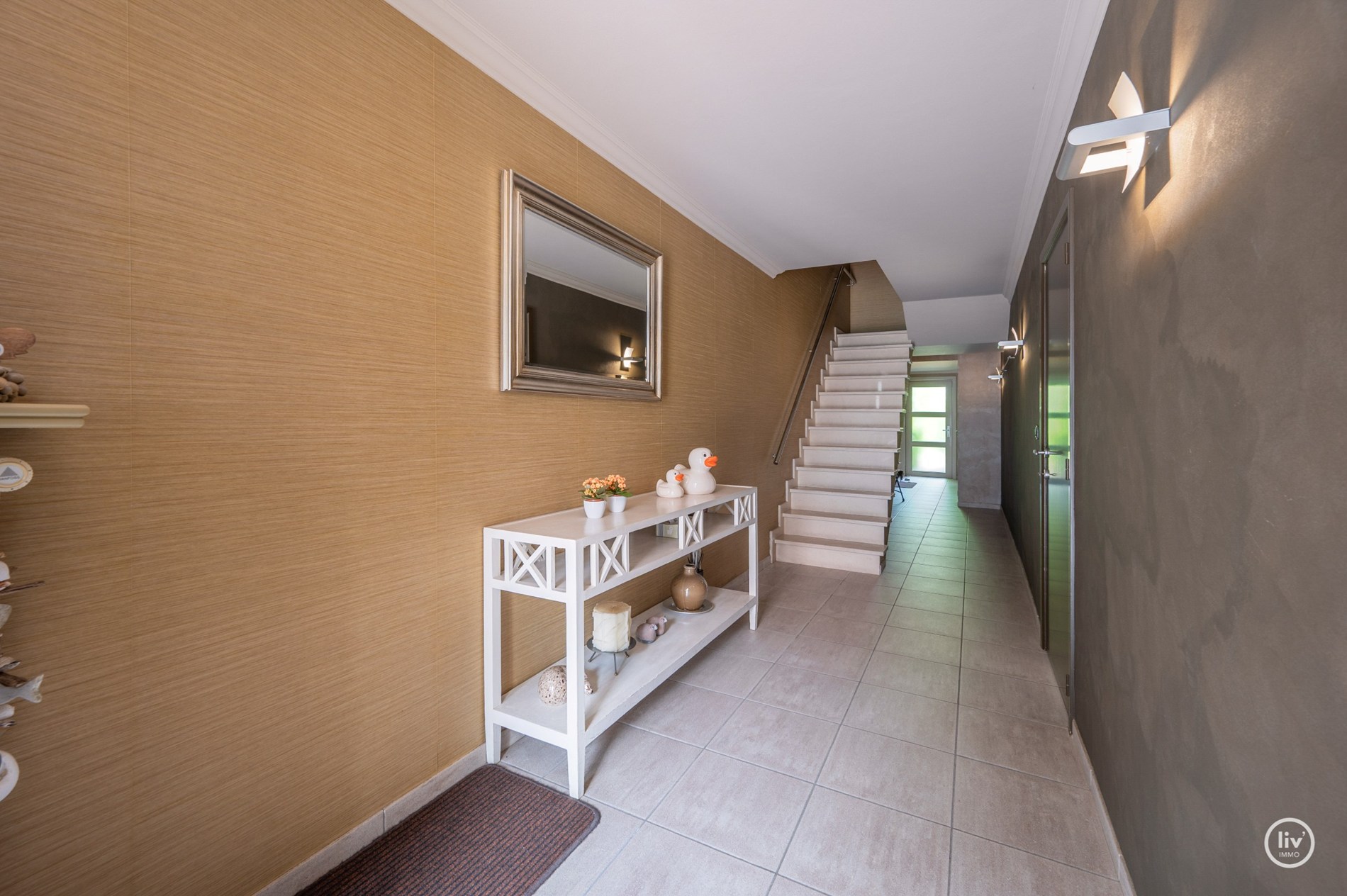 Fraaie bel-étage woning in het centrum van Knokke met Schoonheidssalon op het gelijkvloers. 