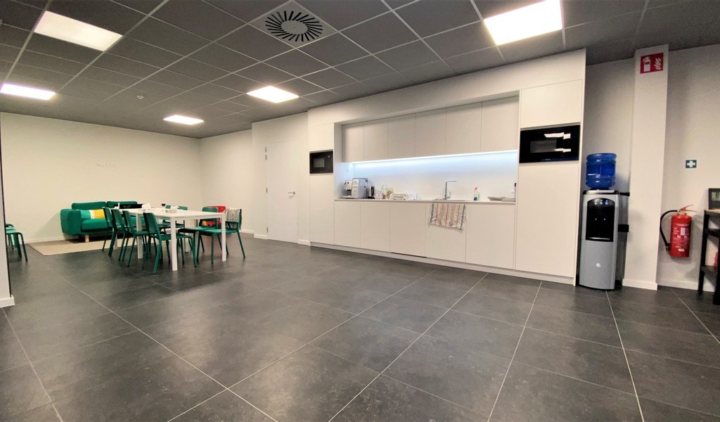 Bedrijfspand te huur vlakbij E17 in Waregem