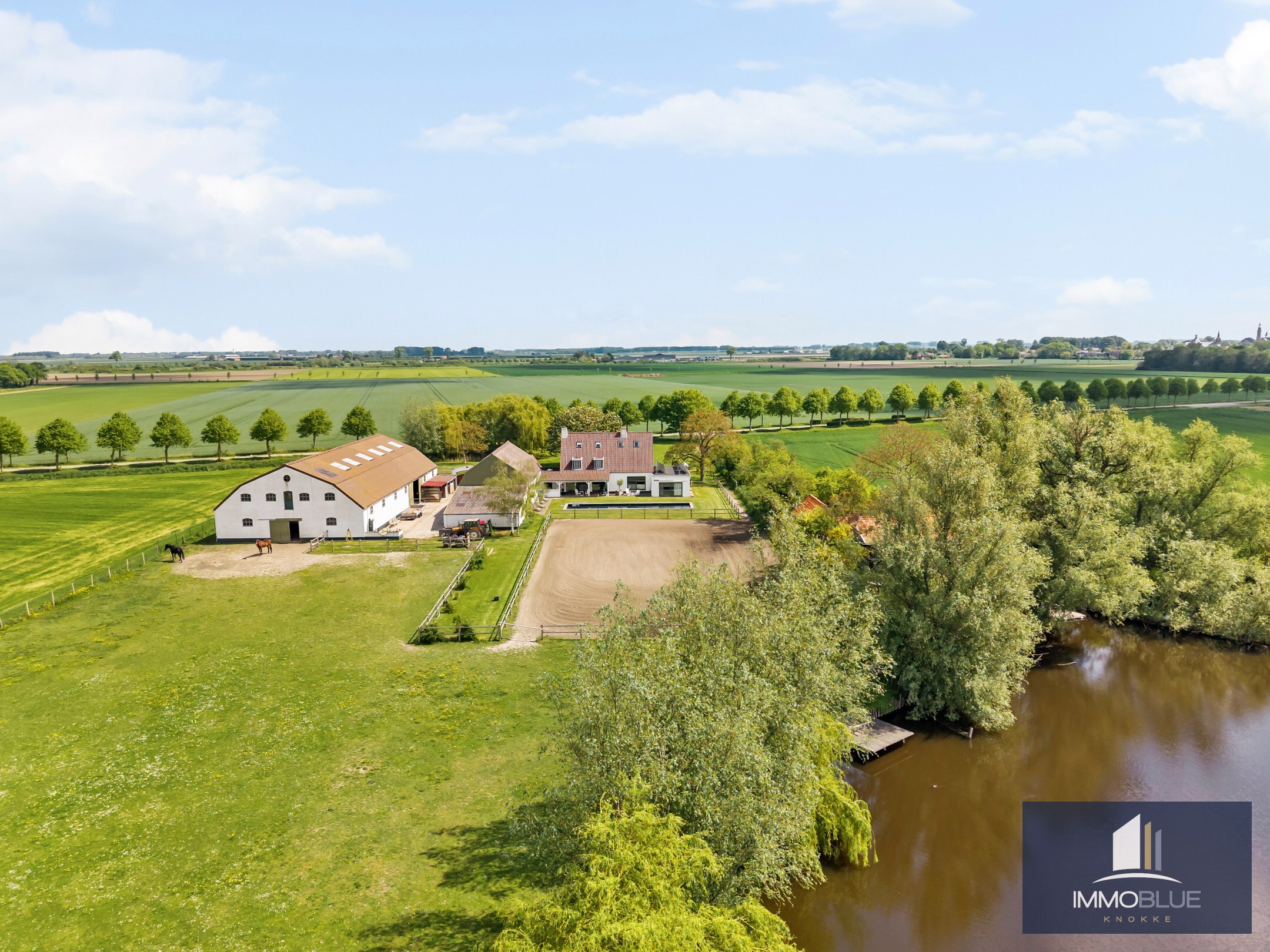 Domaine idylliquement situé avec maison rénovée, espace professionnel et installations équestres étendues. 