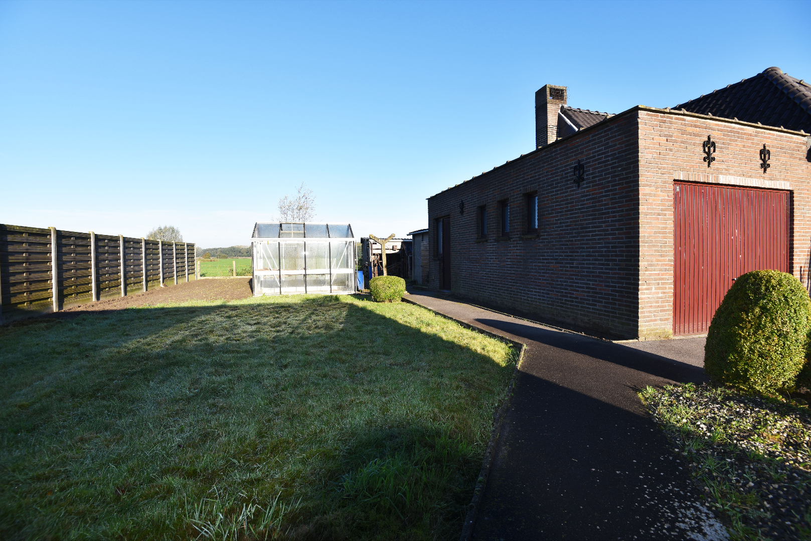 Te renoveren HoB met 3 slpks, tuin met zicht op weilanden te Adegem 