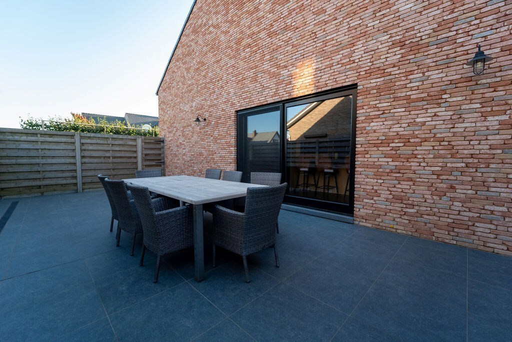 PRACHTIG GERENOVEERDE WONING MET 3 SLAAPKAMERS, 2 BADKAMERS, INPANDIGE GARAGE EN PAARDENSTALLINGEN MET ENERGIEZUINIG EPC TE WIJER (NIEUWERKERKEN) 