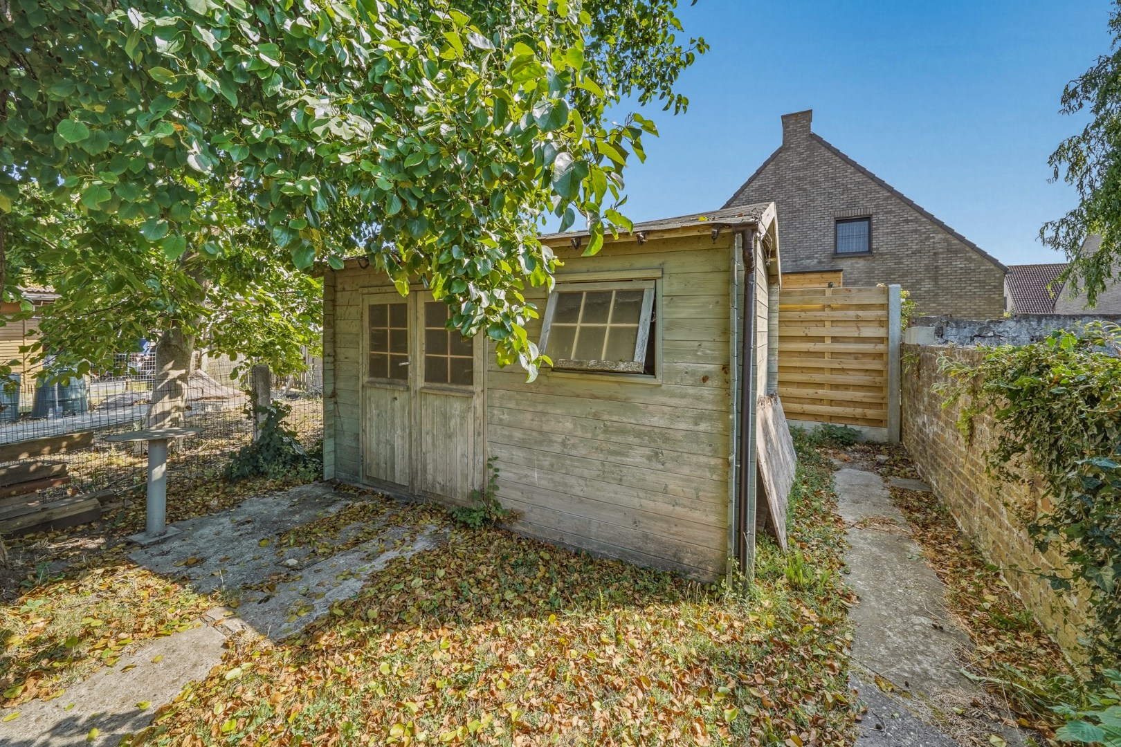 Te renoveren woning met ruime tuin in Bredene 