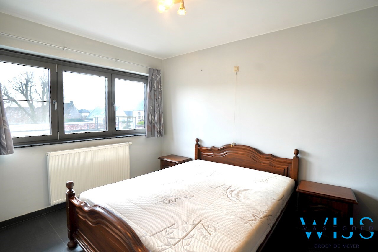 Instapklaar appartement met garage te Oosteeklo ! 