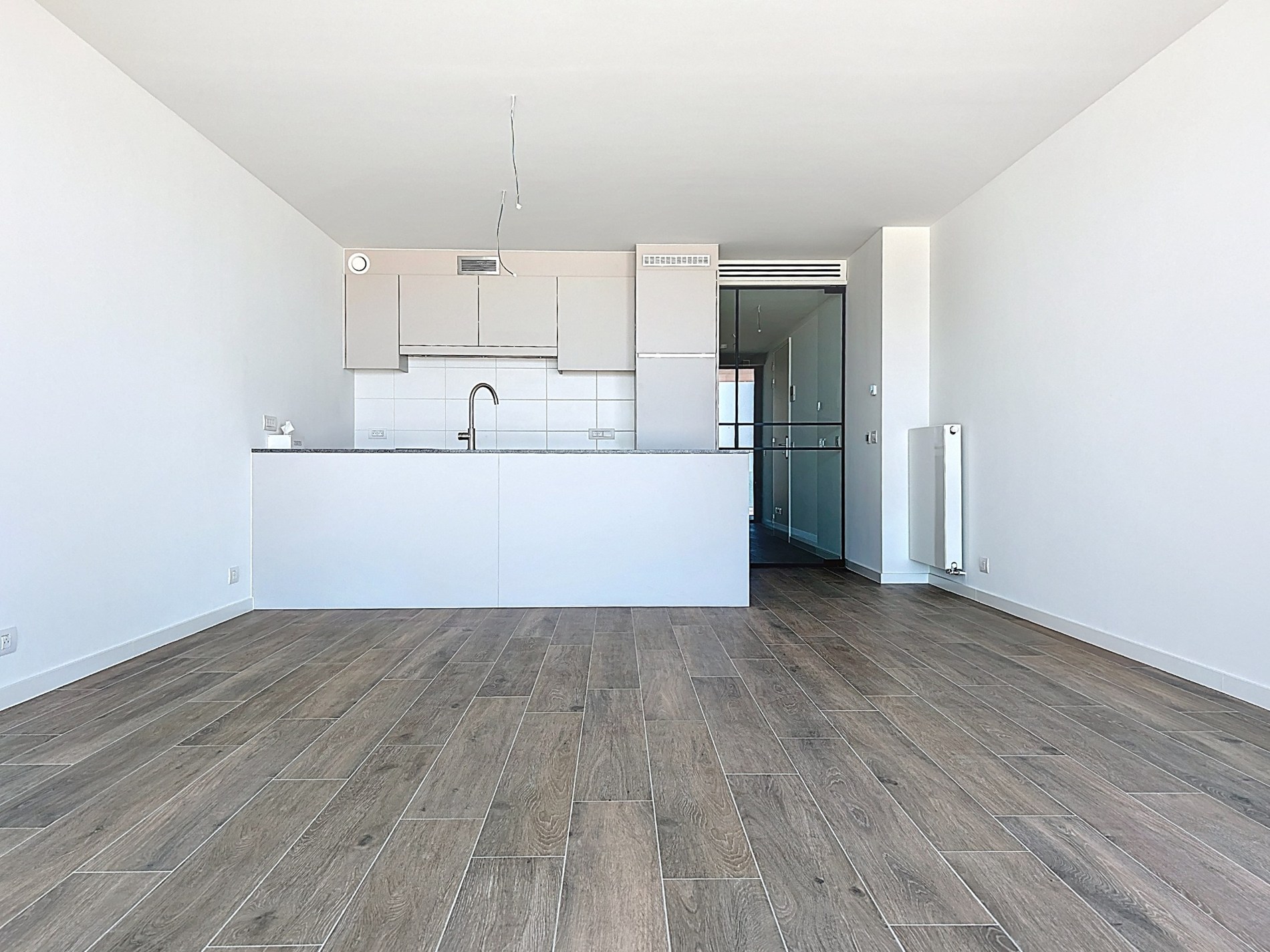 Appartement neuf haut de gamme au deuxième étage avec une vue imprenable sur la mer à vendre. 