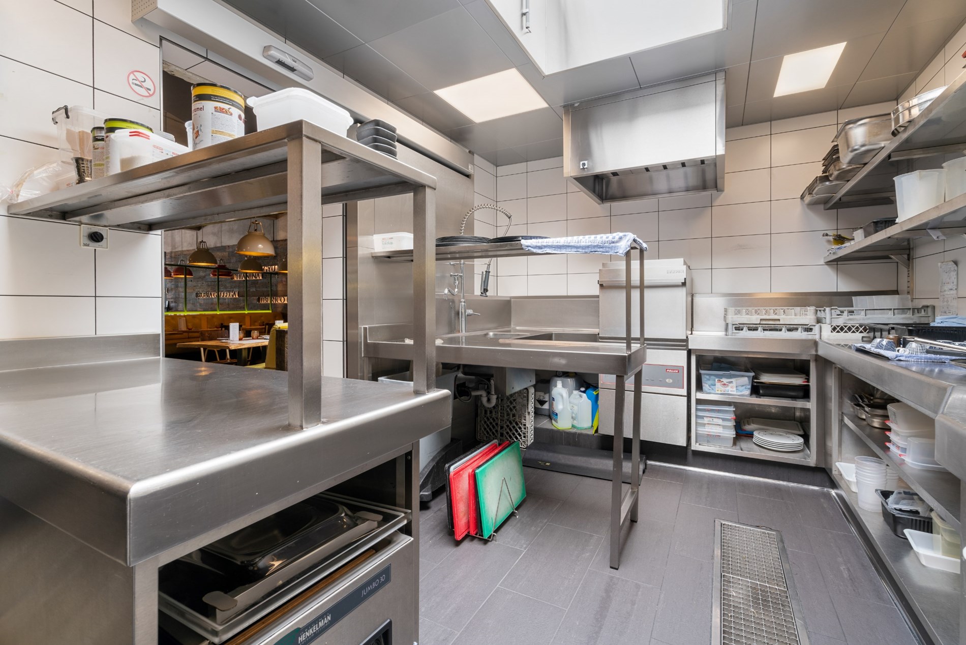 Magnifique local commercial fini (°2015), aménagé en restaurant équipé de toutes les technologies récentes et en excellent état, situé au centre de Knokke, à proximité de l'avenue Lippens et du marché 