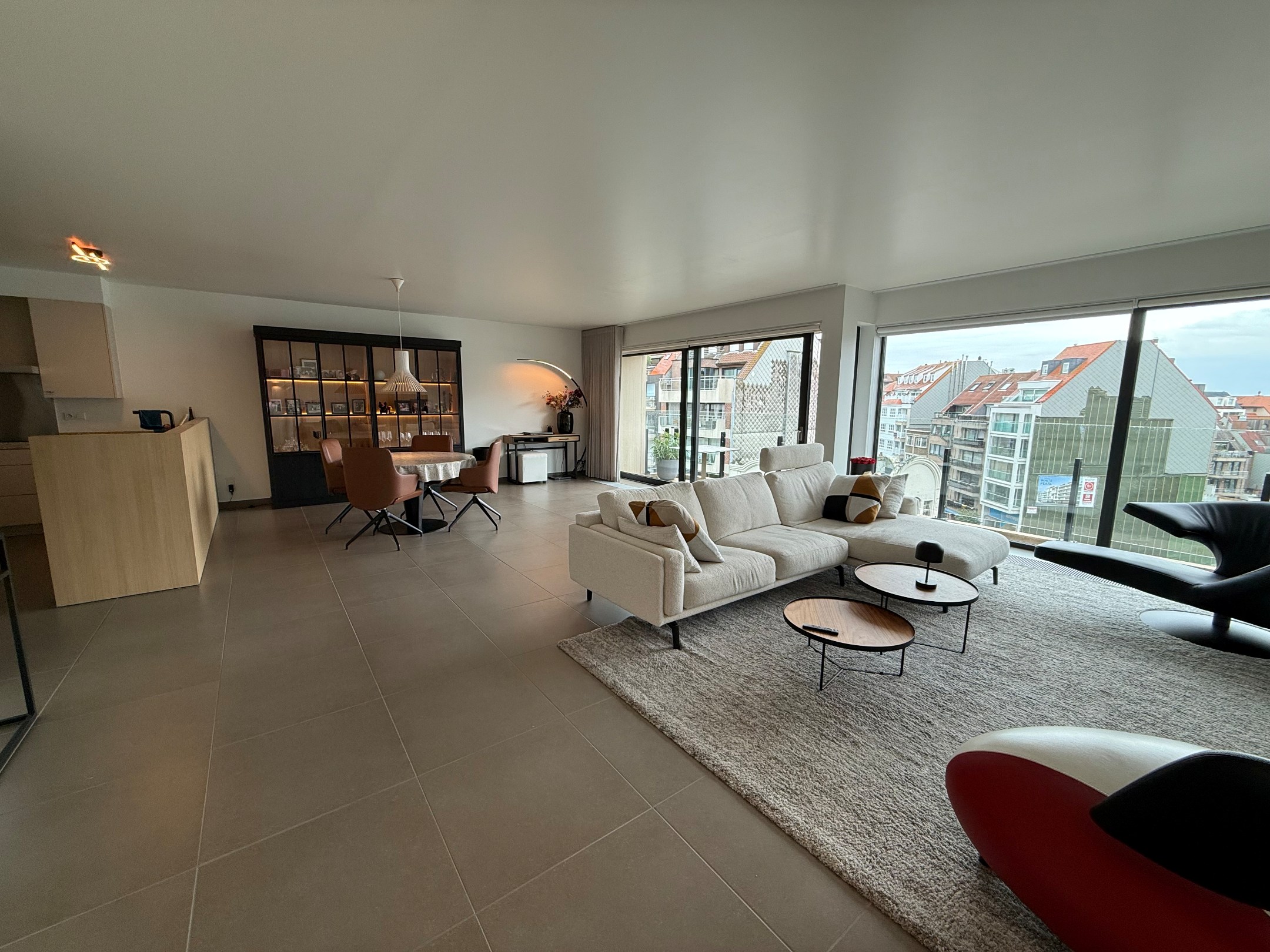 ONGEMEUBELD - Prachtig woonappartement met aangename terrassen en parking in het gebouw. Huur op VENNOOTSCHAP is mogelijk. 