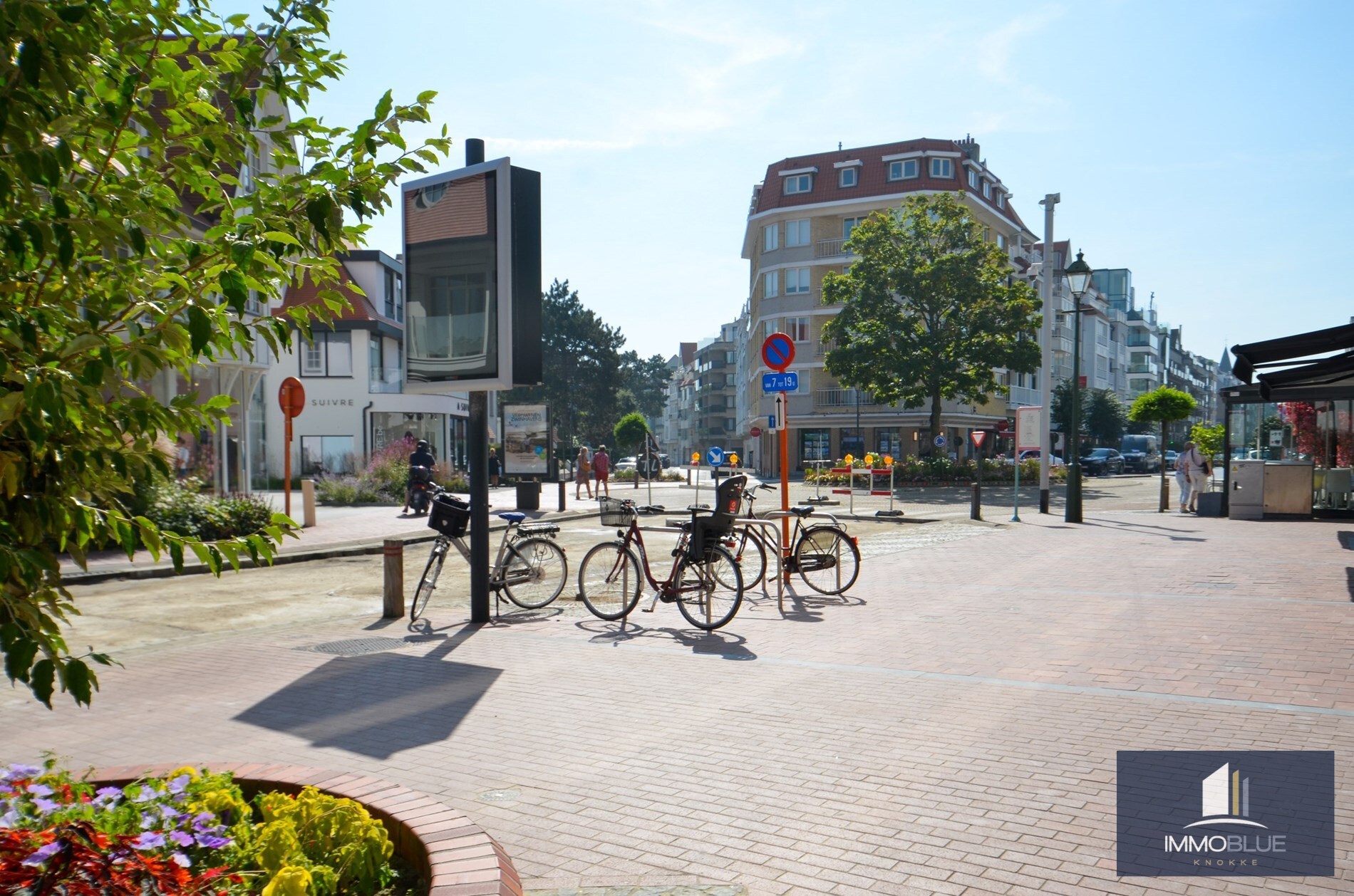 Espace commercial centralement situé avec excellente visibilité, à proximité de la Place du Triangle. 