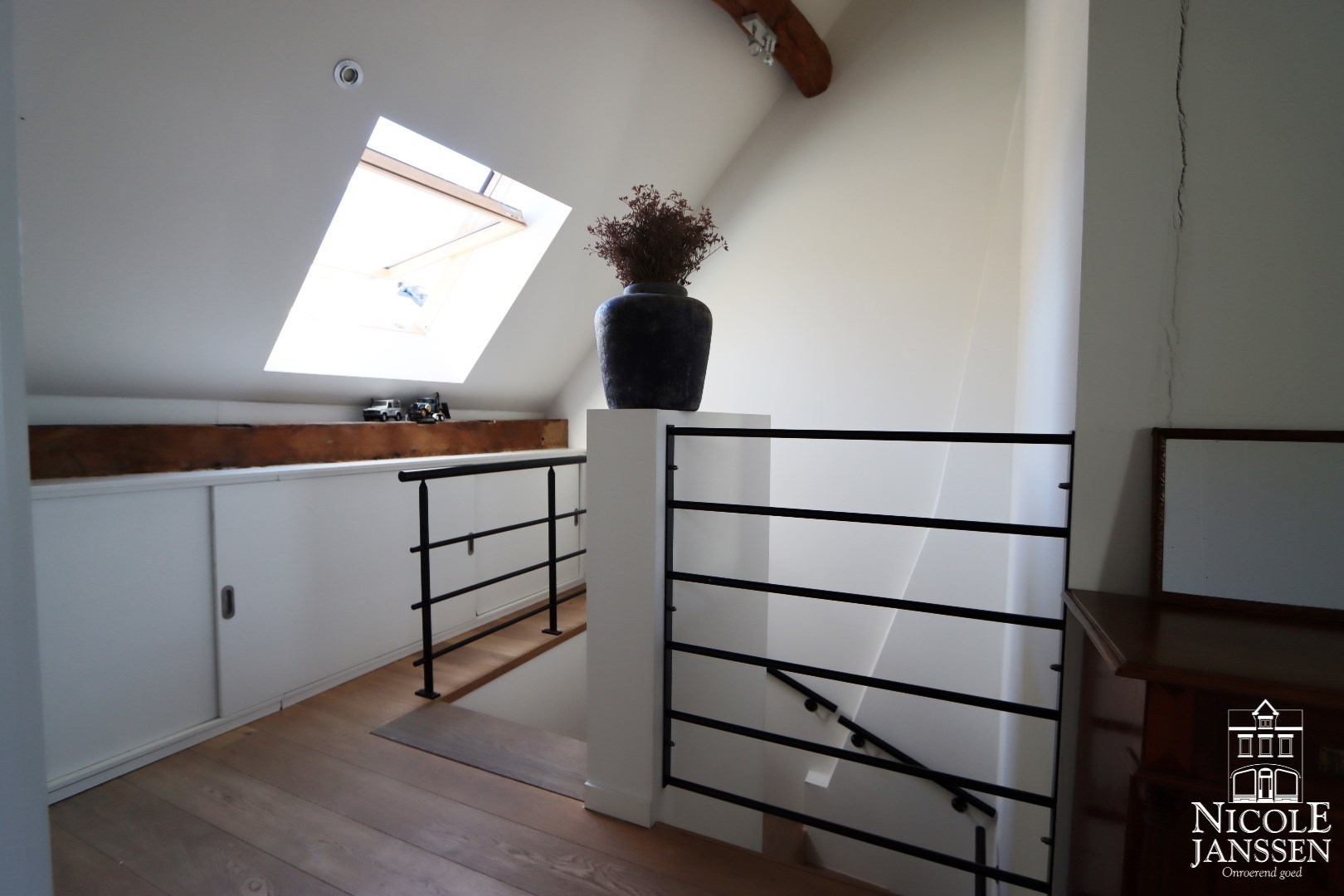 Overloop met vaste kastenwand 