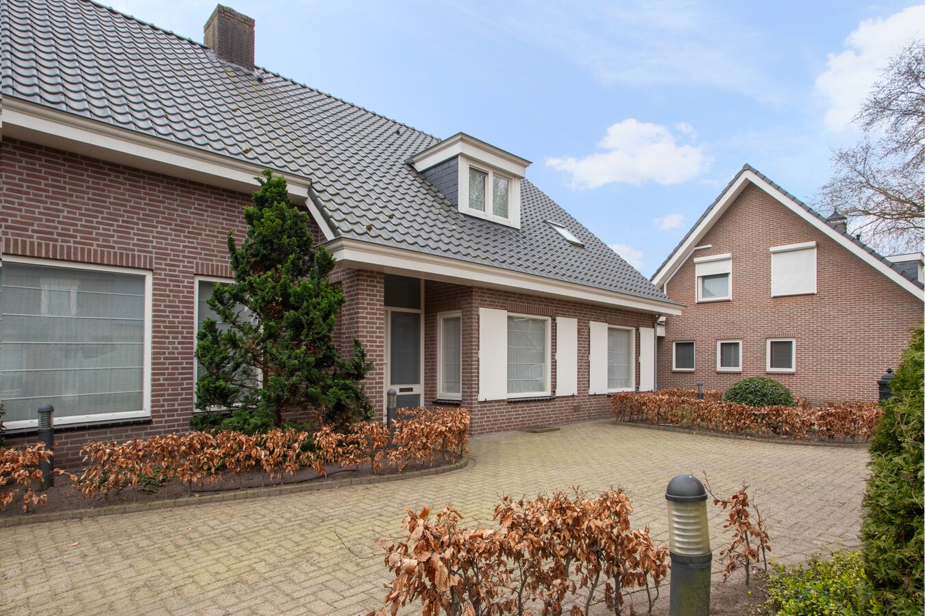 Vrijstaande woning, type landhuis met garage, carport, zwembad en 731 m2 grond. 