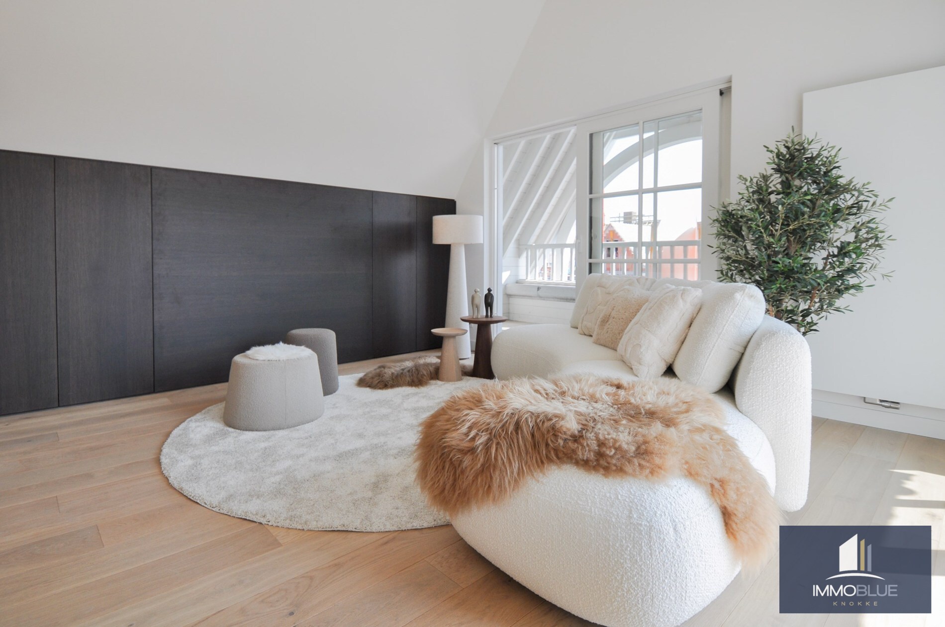 Appartement entièrement rénové avec de grandes terrasses ensoleillées. 