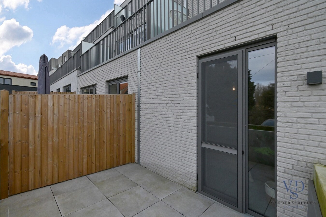 Gelijkvloers appartement met 2 terrassen. 