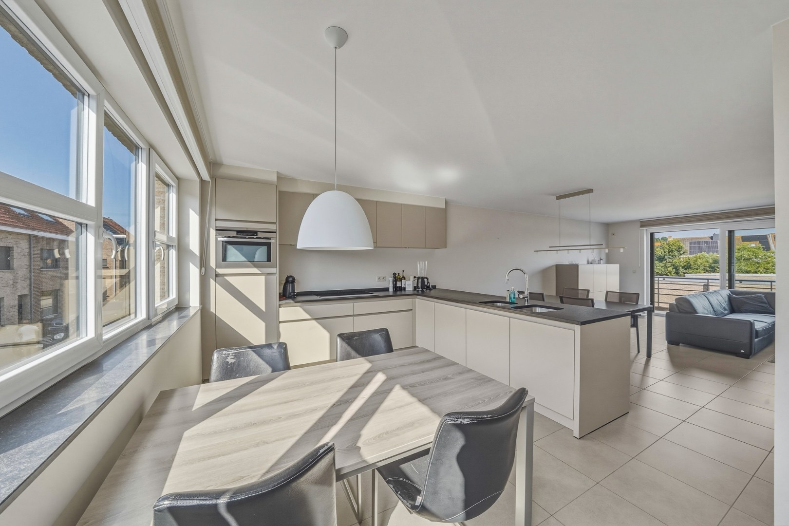 Instapklare recente woning met zeer ruime garage en tuin in Oudenburg 