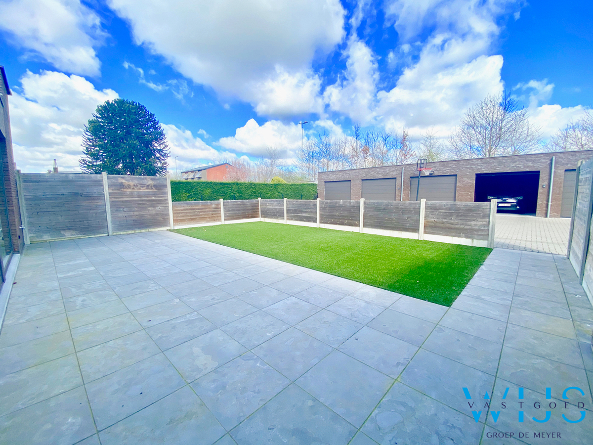 Recent gelijkvloers appartement in het centrum van Oosteeklo ! 