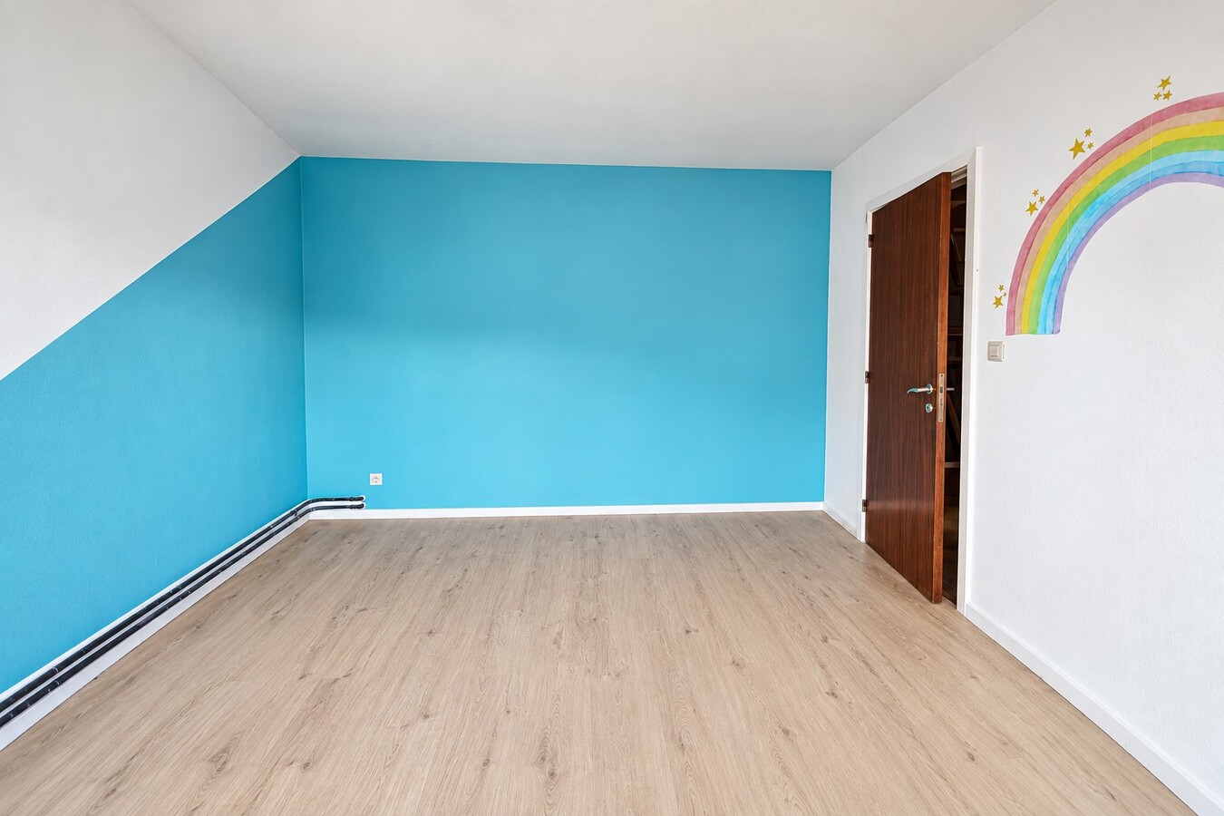Te koop: Rustig gelegen halfopen bebouwing met 4 slaapkamers, 4 garages en ruime tuin in Sint-Niklaas 