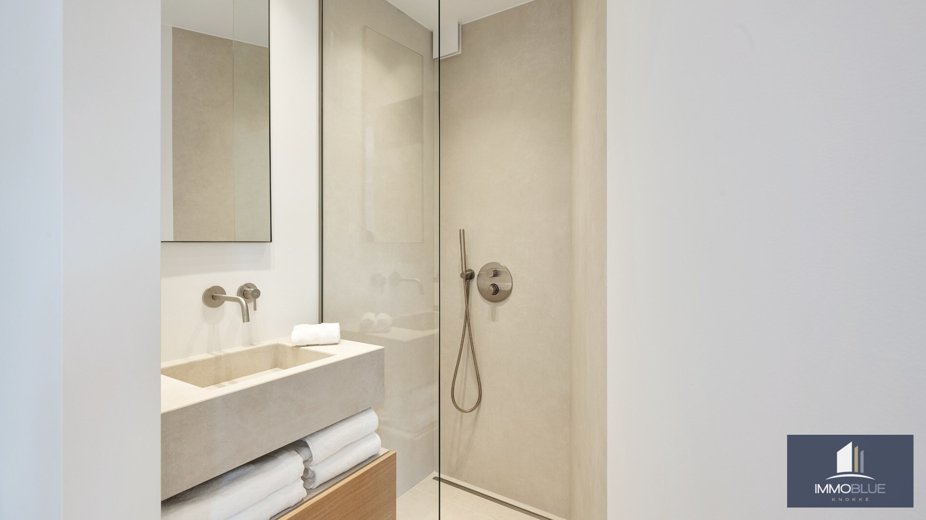 Appartement entièrement rénové avec trois chambres à coucher, situé en plein centre. 