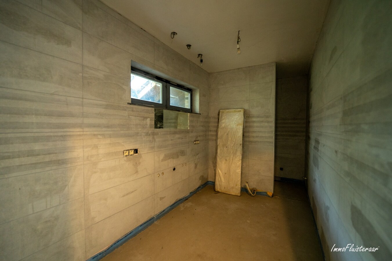 Hoogwaardige ruwbouwvilla met bijgebouw en weide 