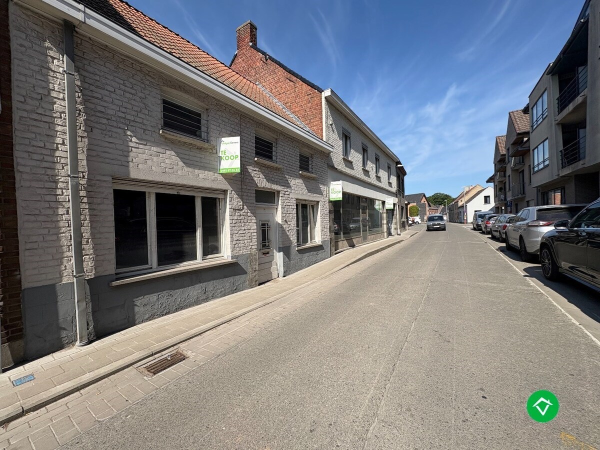 Voormalig handelspand met woonst – totaal te renoveren of te slopen tot projectgrond in centrum Koekelare 
