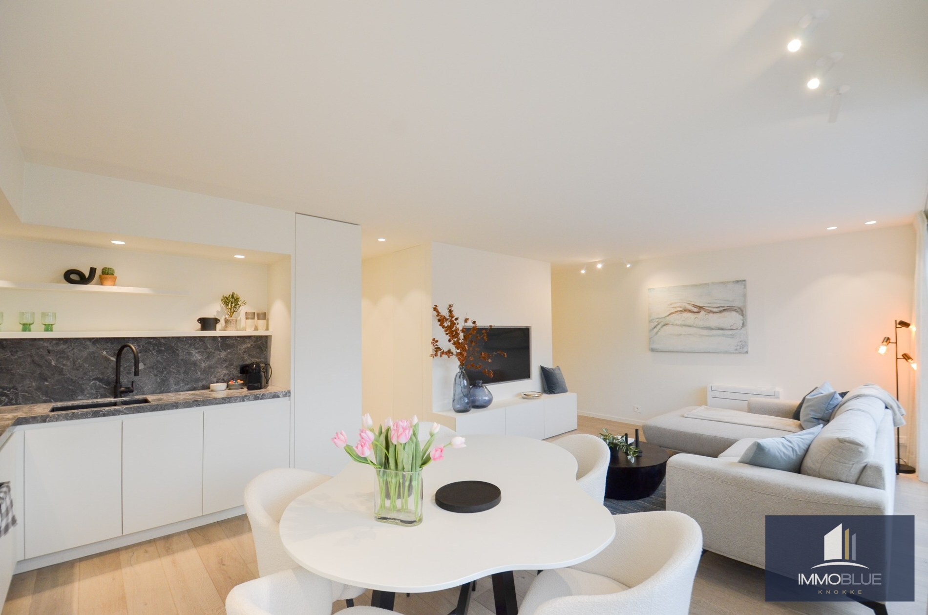 Penthouse entièrement rénové avec deux terrasses spacieuses (+/- 50 m²) situé à deux pas de la mer. 