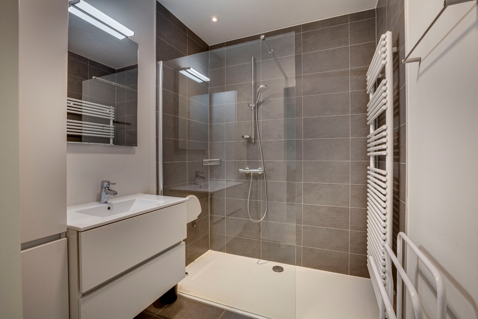 Instapklaar modern appartement  met terras en ondergrondse staanplaats 