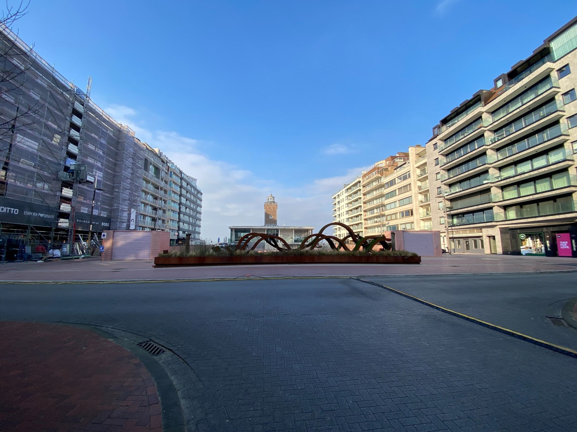 Handelspand te koop op een unieke ligging op enkele meters van het strand ter hoogte van het Lichttorenplein. 