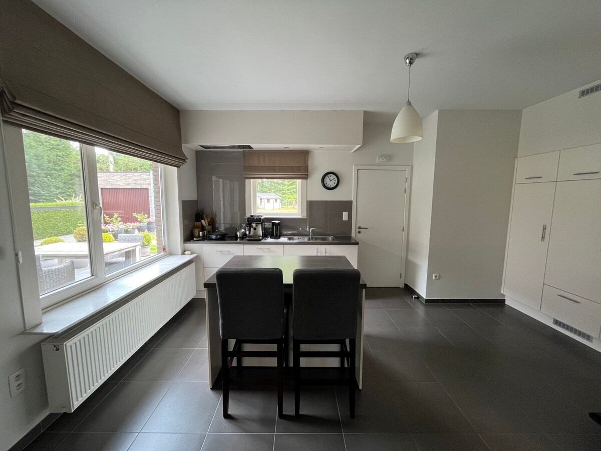 Ruime woning in het groene Zevergem, vlakbij Gent 