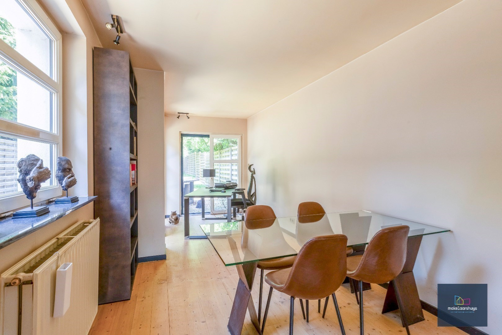 Halfopen bebouwing met zuidertuin en parkeergelegenheid nabij centrum Destelbergen 