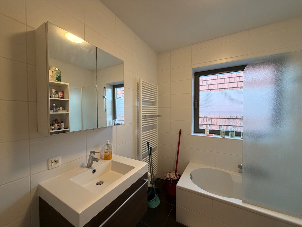 2 slpk-appartement nabij allerhande voorzieningen. 