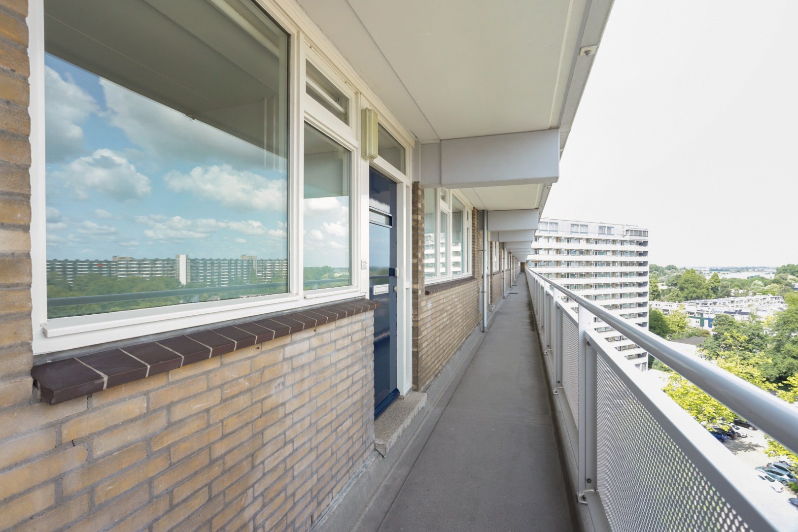 Zonder klussen te betrekken dit fraaie 4-kamer appartement op de 10e verdieping met 3 slaapkamers, fraaie keuken, moderne badkamer, mooi uitzicht en gelegen aan een groen park! 