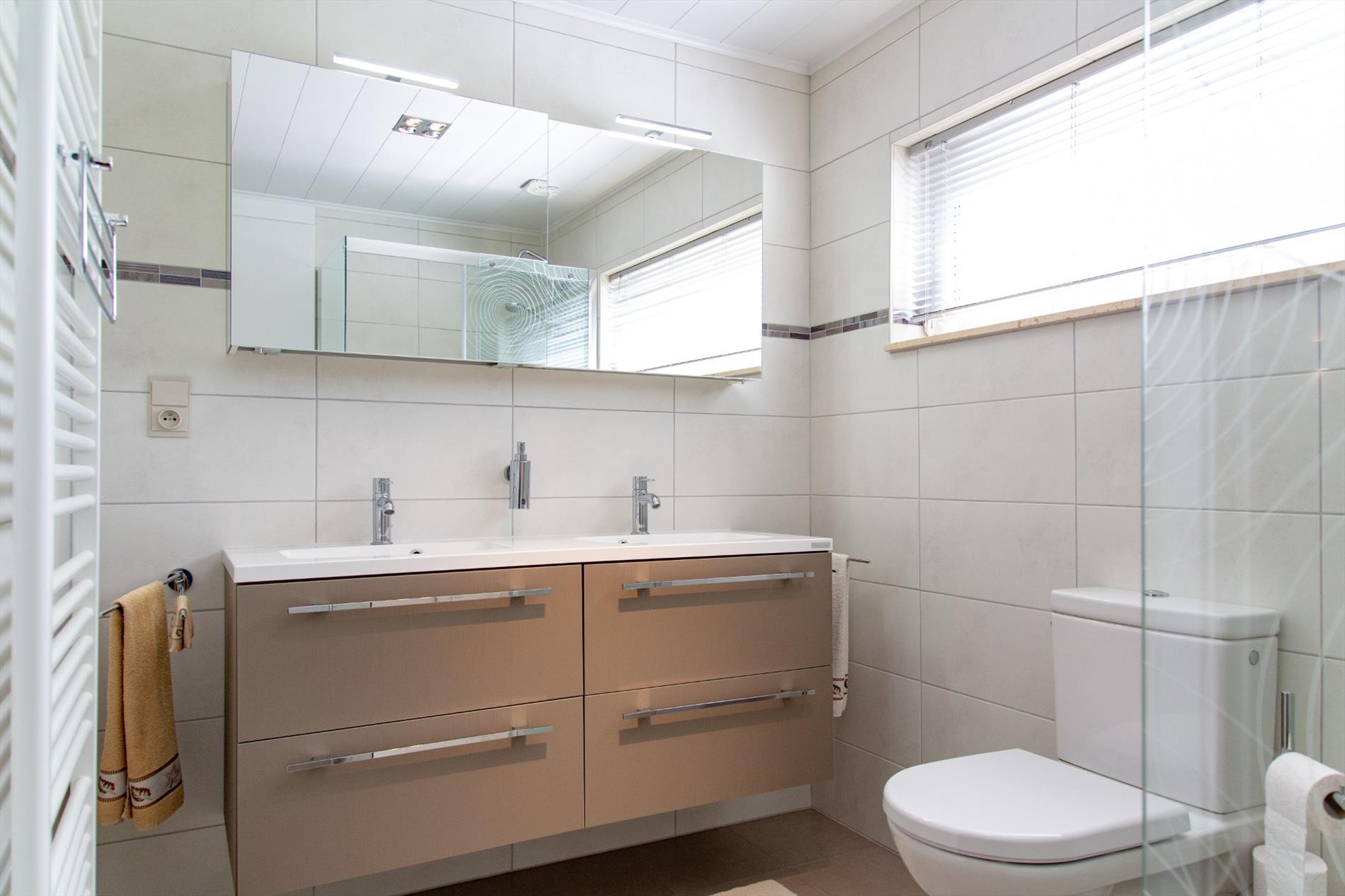 Gerenoveerde woning met 4 slpks én zonnepanelen (met stroomcertificaten!) rustig gelegen te Maldegem 