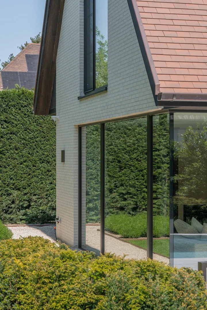 Prachtig vernieuwde koppelvilla rustig gelegen tussen Knokke centrum en Het Zoute met een perfecte Zuid-West oriëntatie. 