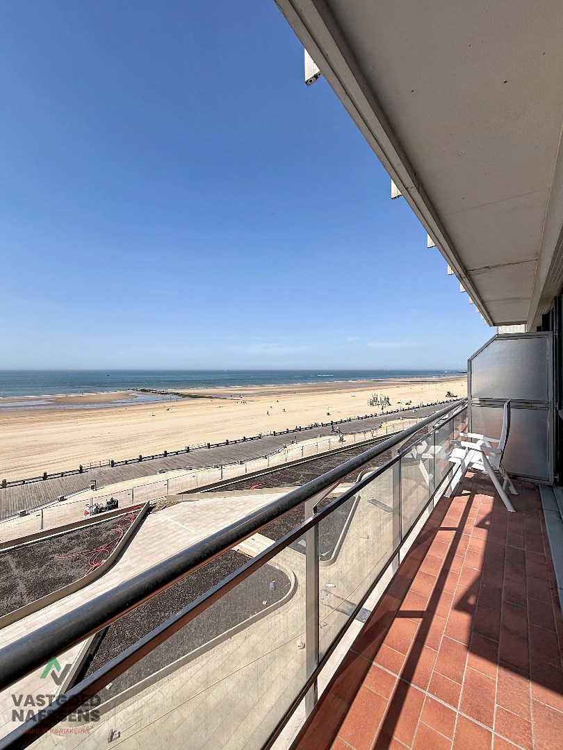À rénover, appartement d'une chambre avec vue sur la mer et terrasses. 